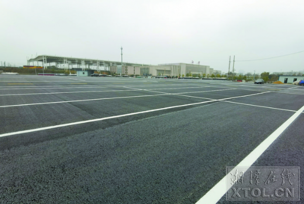 湘潭火車站南廣場(chǎng)公交站場(chǎng)修葺一新，只等公交車輛入駐。（記者 譚濤 攝）