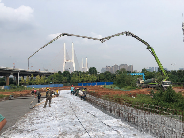 三大橋河?xùn)|匝道建設(shè)工程完成南北匝道橋面鋪筑。
