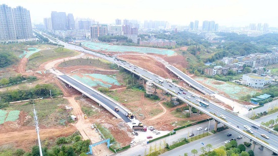三大橋河東匝道路面工程進入掃尾階段。（羅韜 攝）.jpg