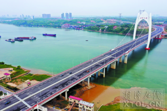 4月30日上午，昭華大橋正式通車。 （記者 方陽 攝）