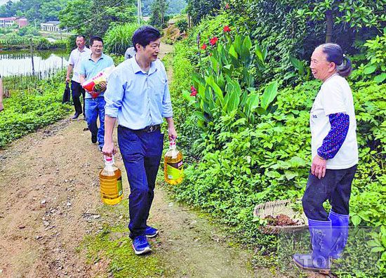 “戶幫戶親幫親，互助脫貧奔小康”，開展走訪慰問。